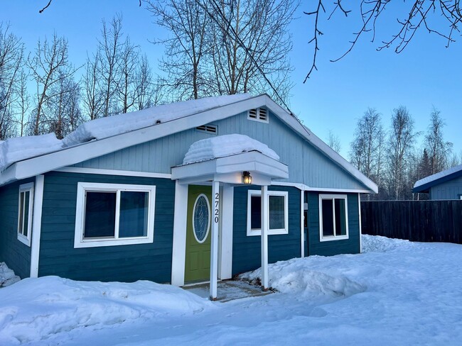 Building Photo - 2 Bedroom / Heated Garage / Available Now!