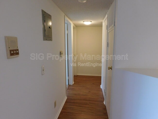 Foto del edificio - 10241 Commerce Ave