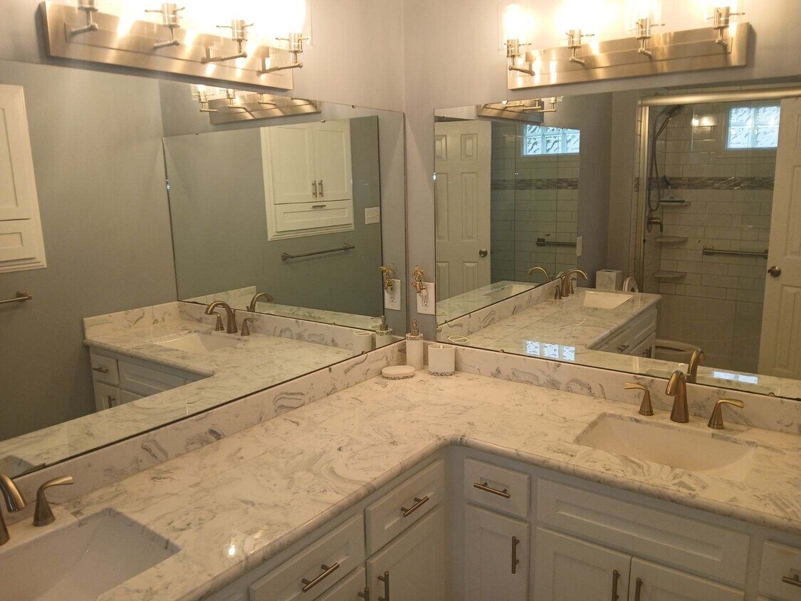 Primary Photo - 215 Forest Oaks Dr