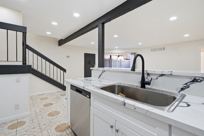 Foto del edificio - 7924 Woodman Ave