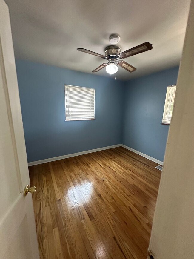 Foto del edificio - LONG REALTY AND PROPERTY MANAGEMENT- 4BED 2BATH IN Denver