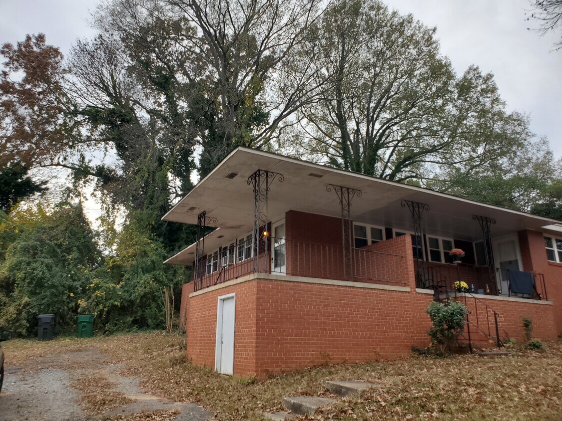 Foto principal - 1444 Academy St