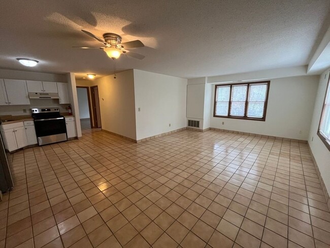 Building Photo - 1053 Cromwell Ave