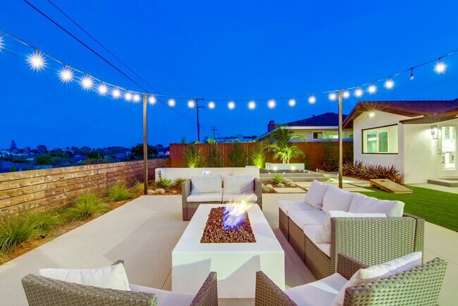 Building Photo - Gorgeous and Modern Point Loma House
