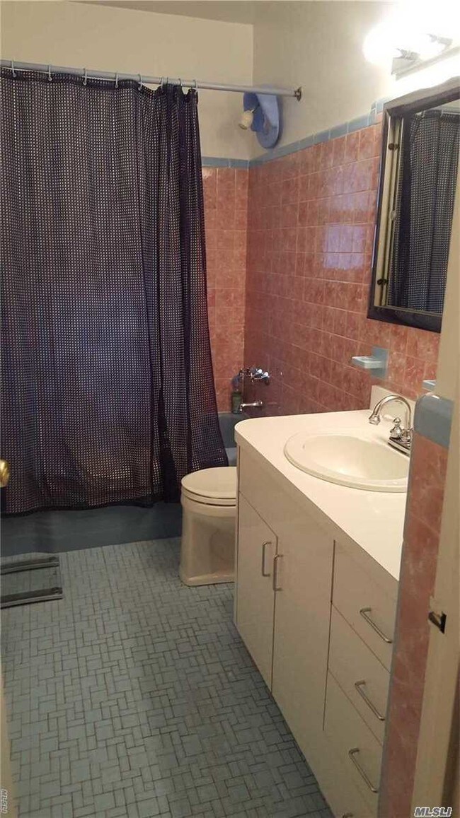 Foto del edificio - 73-33 171st St