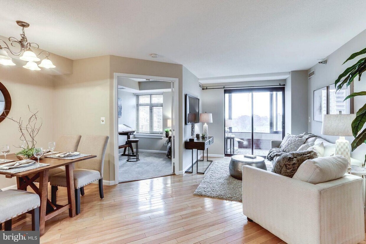 View of dining space, den, sunroom and living room - 2400 Clarendon Blvd