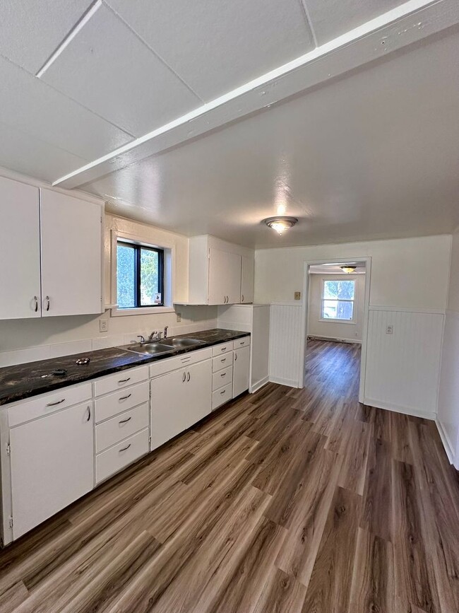 Building Photo - Charming Two Bedroom