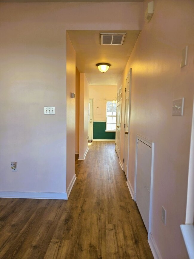 Foto del edificio - Ashley Village Townhome with all new LPV flooring and paint.