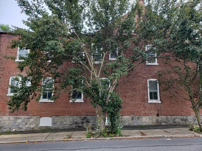 Building Photo - 401 Fairview Ave