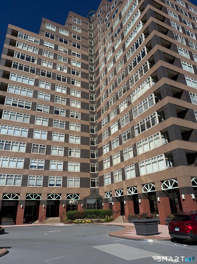 Building Photo - 235 E River Dr