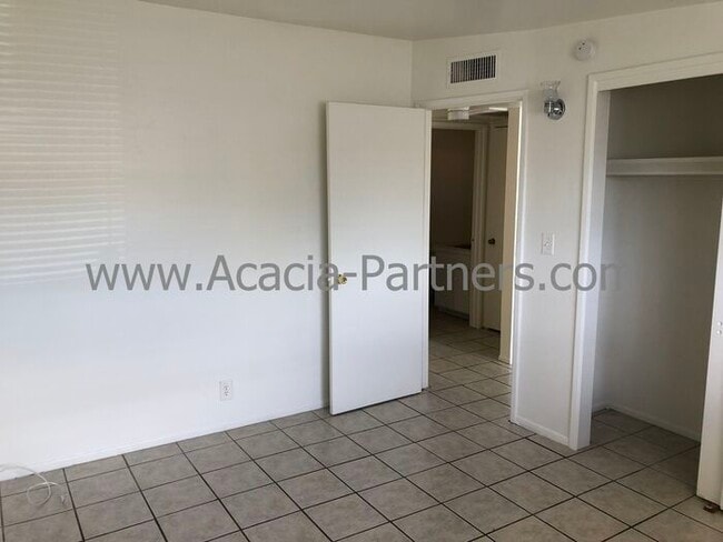 Building Photo - Two Bedroom/One Bath