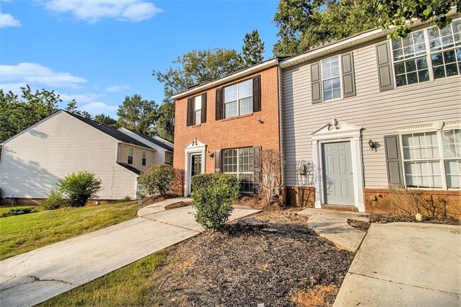 Foto del edificio - 2BR/2.5BA End Unit Off of Fairington Pkwy!