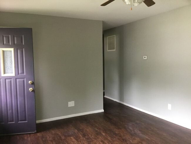 Building Photo - 3 bed 1 bath house with Fenced in Back Yar...