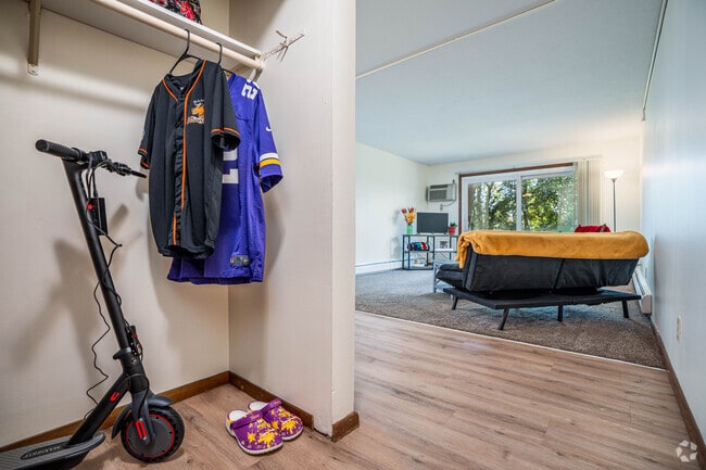 2BR, 1BA - 984SF - Entry Hall - The Edge Apartments