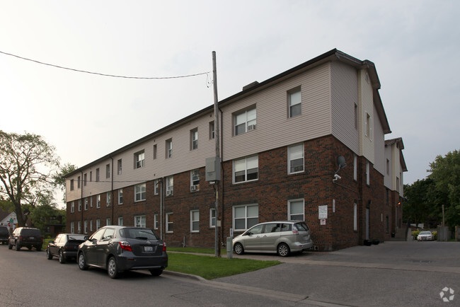 Building Photo - 496/498 Simcoe St. N.