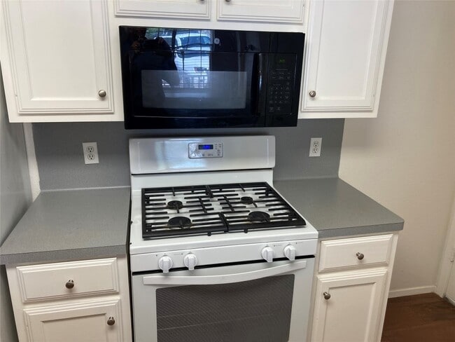 Building Photo - 1101 Justin Ln