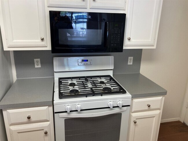 Foto del edificio - 1101 Justin Ln