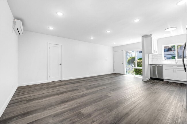 Building Photo - 978 S Barrington Ave