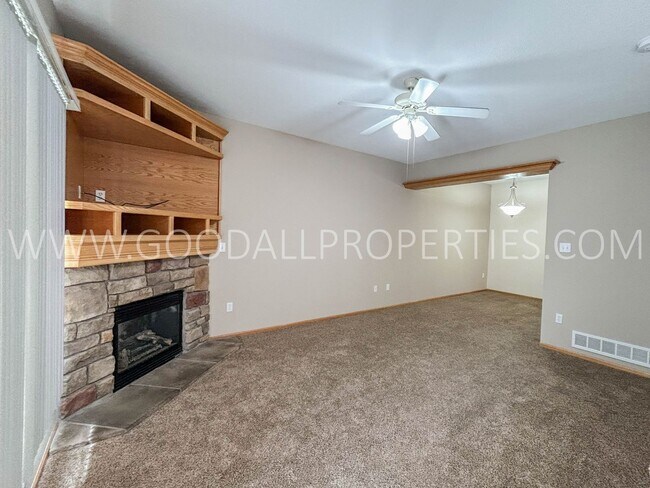 Building Photo - Wonderful 2 Bedroom, 2.5 bath Townhome in ...