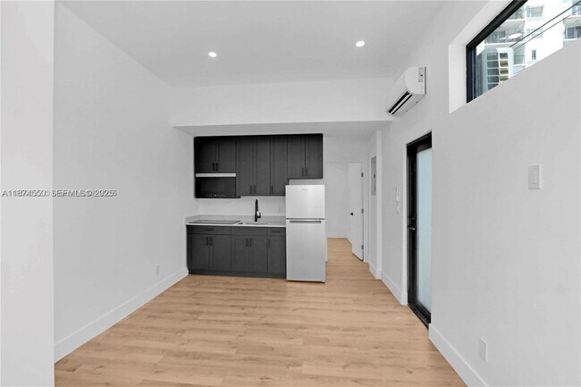 Foto del edificio - 7801 Byron Ave