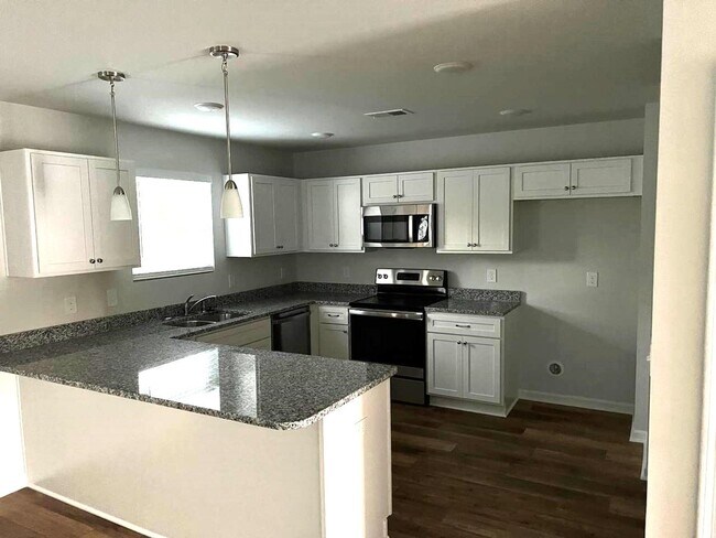 Foto del edificio - Spacious Single Family home! 4 bedrooms, 2.5 bathrooms, 2 car garage!