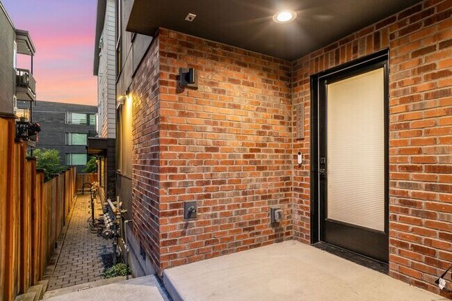 Foto del edificio - ULTRA-MODERN Townhome w/AC and Views in the Heart of Eastlake!