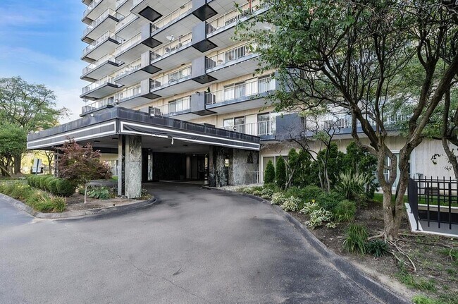 Foto del edificio - 15801 Providence Dr