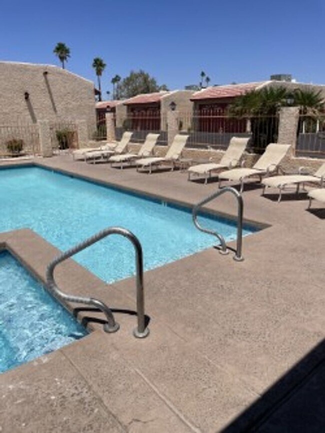 Foto del edificio - Move in ready.  Call for a showing. (928) ...