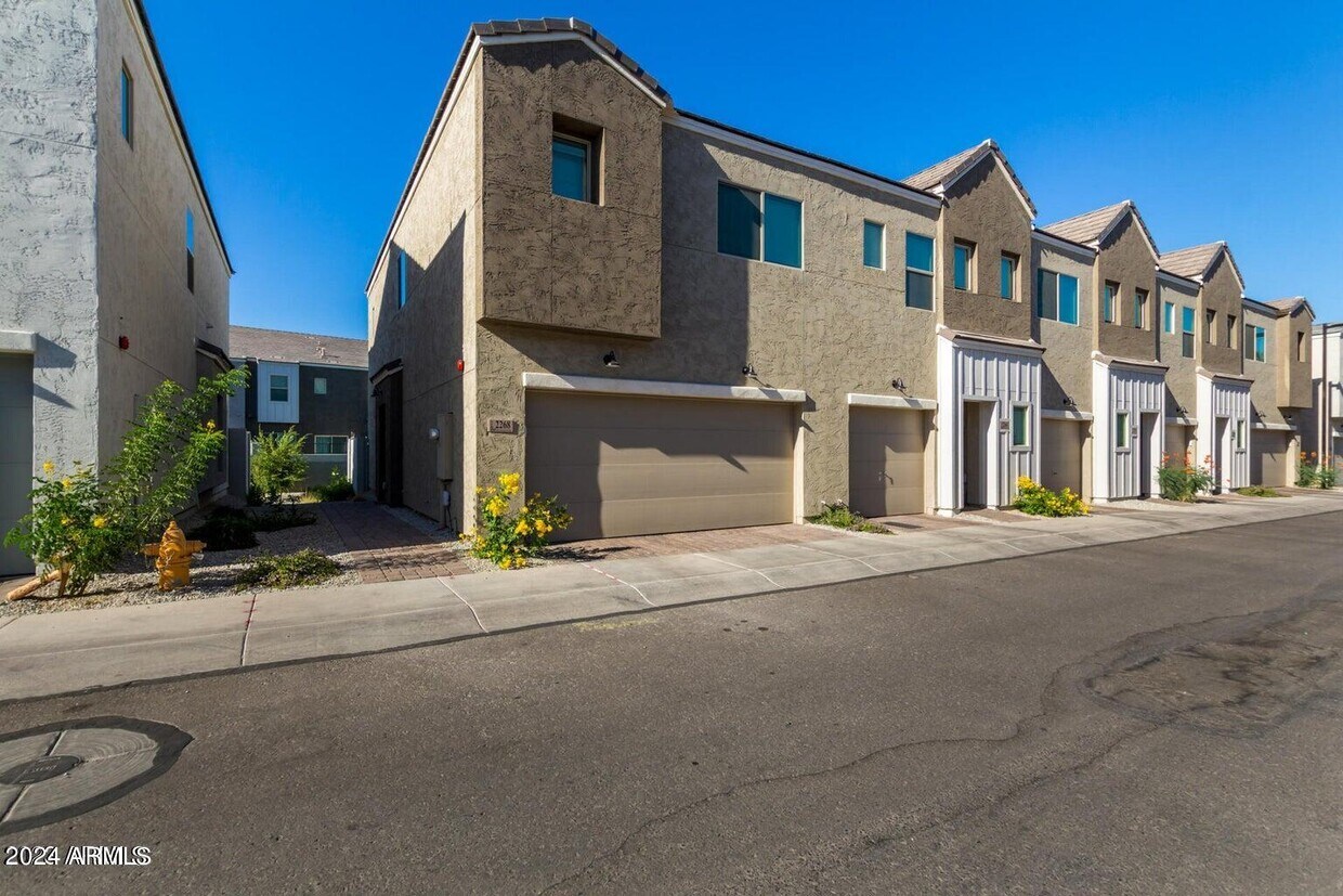 Primary Photo - 2268 W Laurie Ln