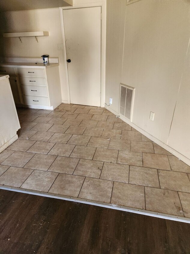 Building Photo - 1 Bedroom, 1 Bath Apartment