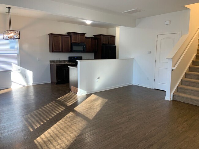 Building Photo - 3 Bedroom Townhome Off Burlington Rd in Mc...