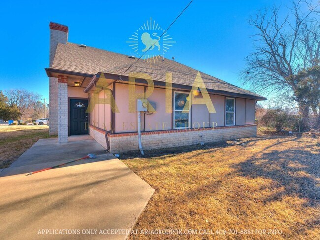 Building Photo - Spacious 4 Bed 2 Bath Near Campus!!