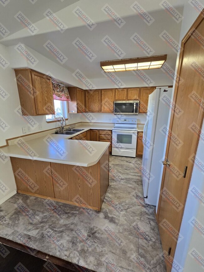 Building Photo - Single Family Home with 4 Bedrooms