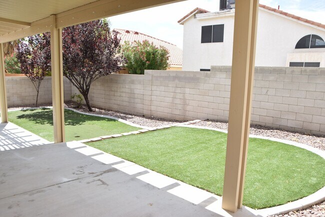 Foto del edificio - 8765 Country Pines Ave