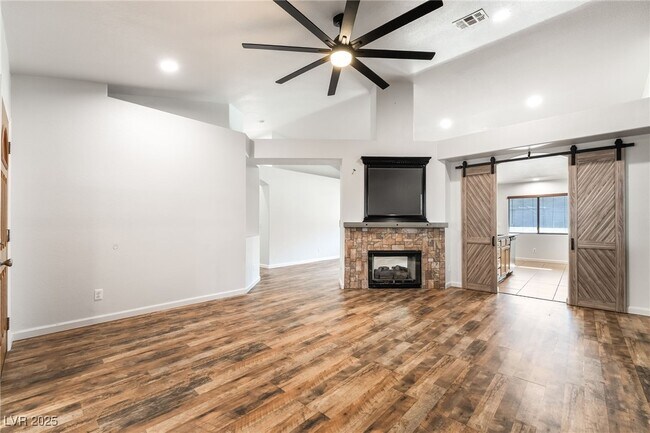 Foto del edificio - 325 Waterwheel Falls Dr