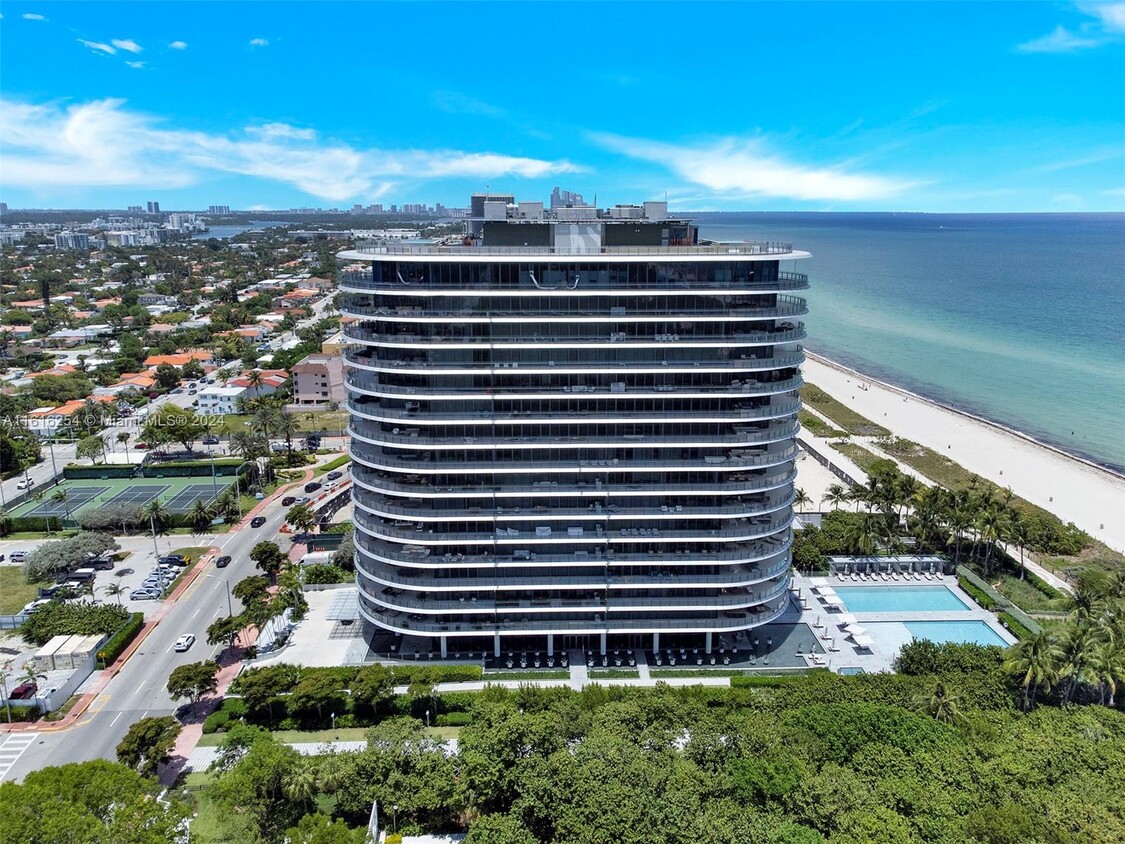 Foto principal - 8701 Collins Ave