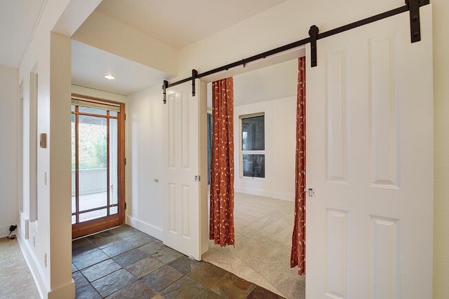 Foto del edificio - 1038 Lakeview Blvd E