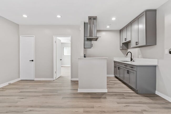 Building Photo - 1655 W Malvern Ave