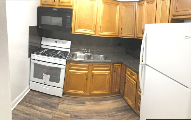 Foto del edificio - 6300 W Irving Park Rd