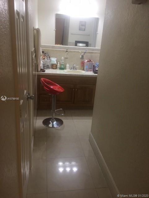 Foto del edificio - 702 NW 87th Ave