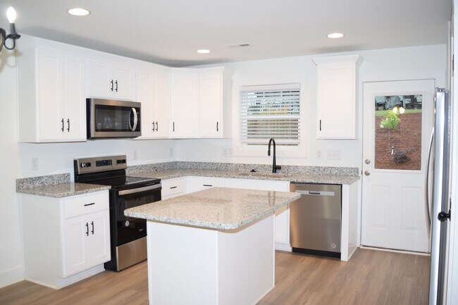 Building Photo - Prime Location! 3BR Townhome with 2.5 Baths
