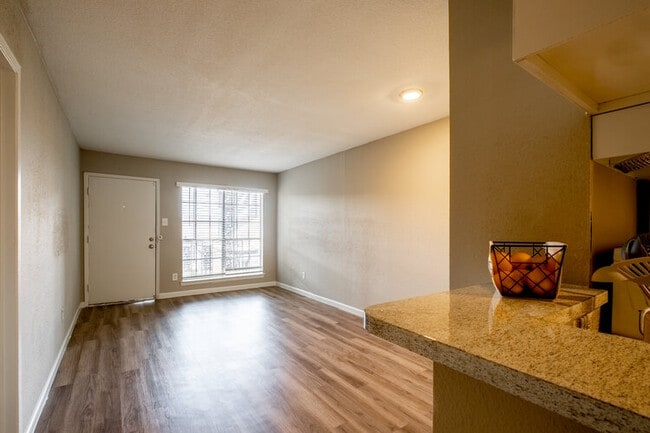 Dining room - 8700 Broadway