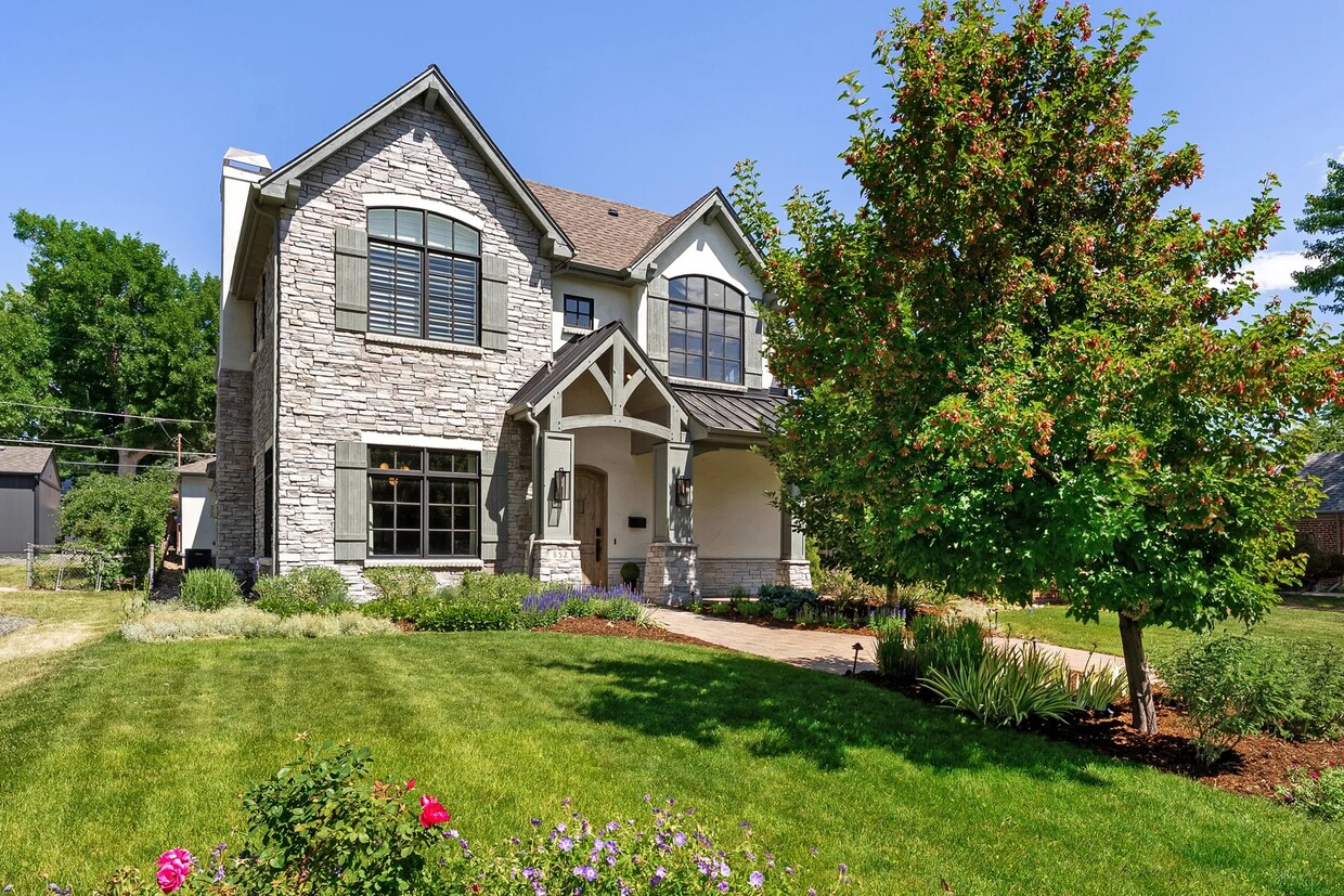 Primary Photo - 852 Pontiac St