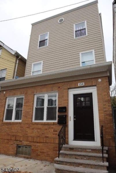 Building Photo - 154 Garside St