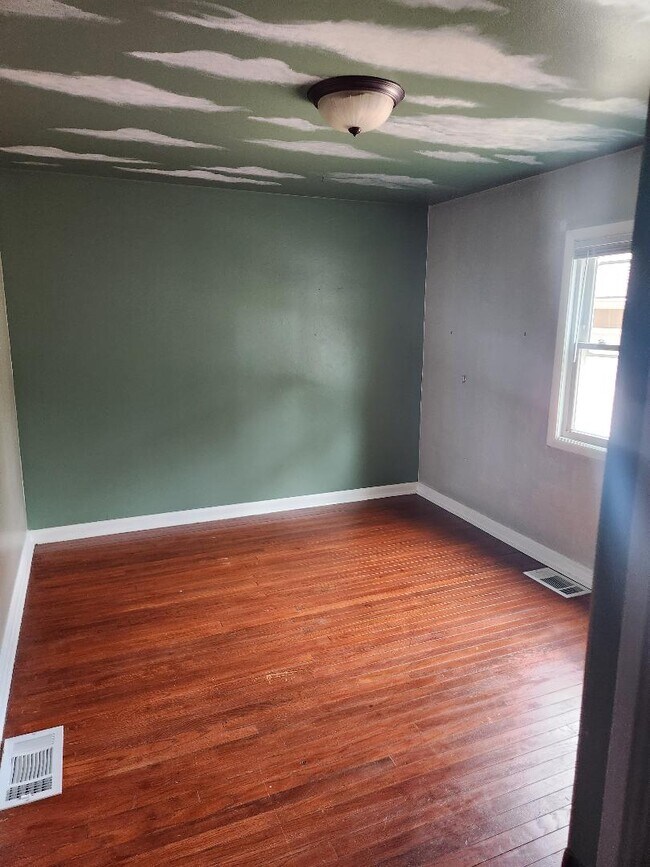 Building Photo - 1702 W White St