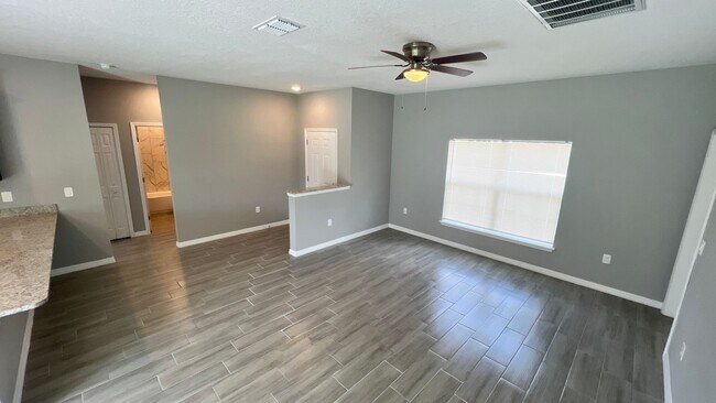 Foto del edificio - Beautiful 3 Bedroom, 2 Bathroom Home in Pa...