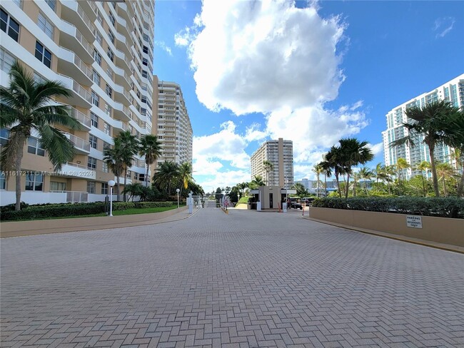 Foto del edificio - 1980 S Ocean Dr