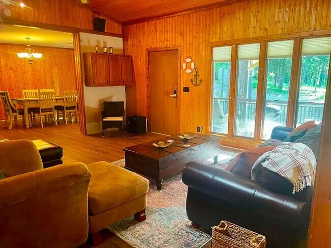Foto del edificio - Breathtaking Lake View Retreat with Modern Updates!