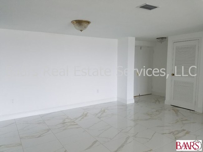 Foto del edificio - 615 Bayshore Dr