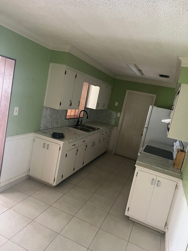 Foto del edificio - 2436 Husson Ave